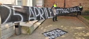 Venezia, 25/04/2011. Lo striscione posto da "Forza Nuova" con la scritta"25 aprile lutto nazionale", posto sul monumento alla partigiana in riva dei sette martiri e sequestrato dal reparto natanti dei vigili urbani. (c)Andrea Pattaro/Vision